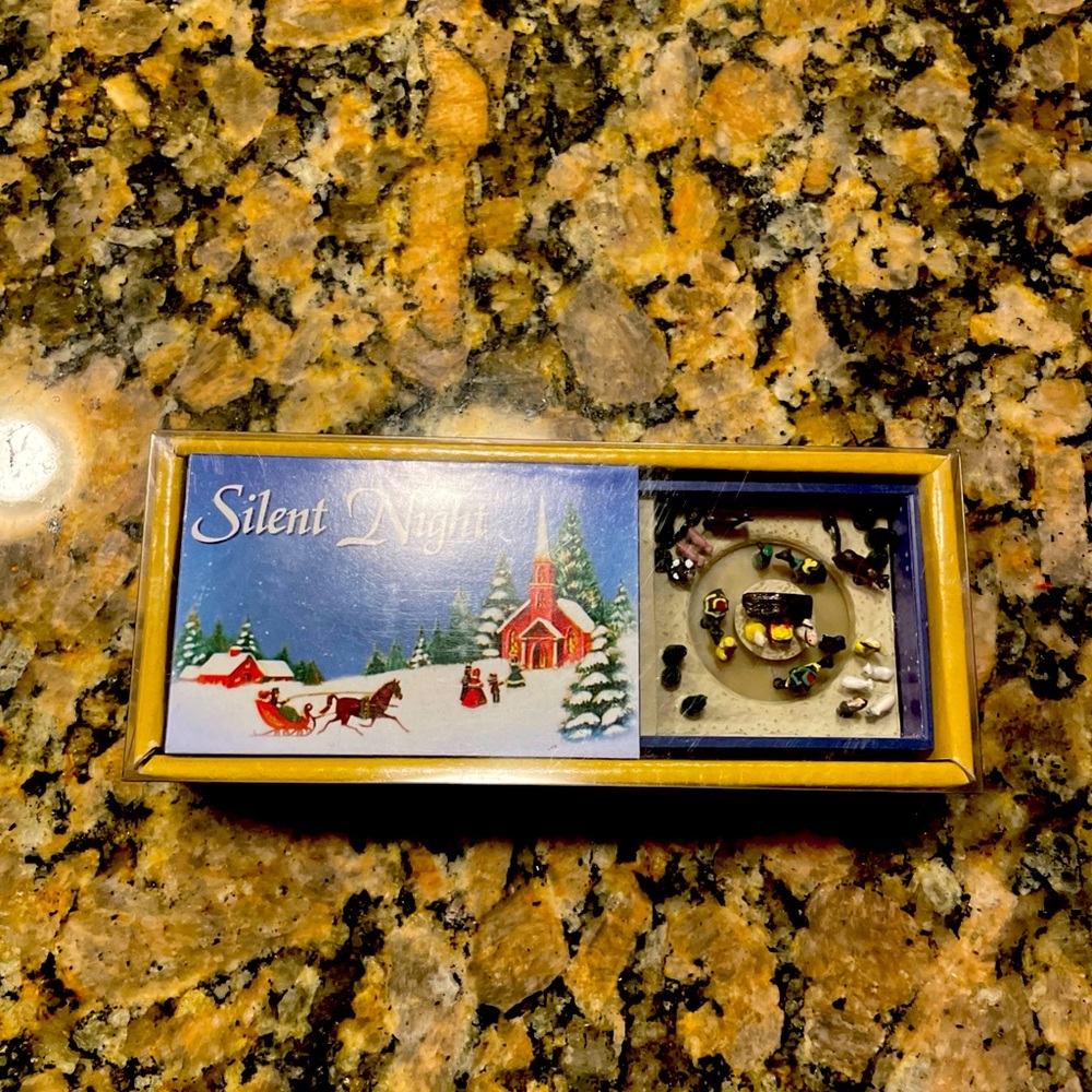 GOLD LABEL SILENT NIGHT MUSIC BOX WITH ANIMATED SCENE